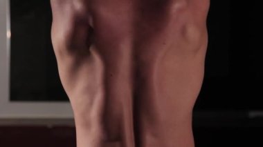 Genç sporcu omuzlarını sallar ve koşu bandına geri döner.