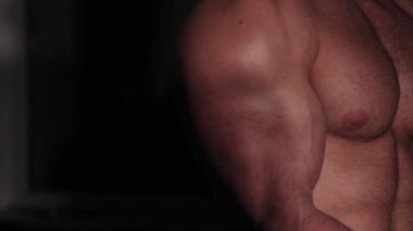 Adam simülatörde bisepslerle el sıkışıyor.