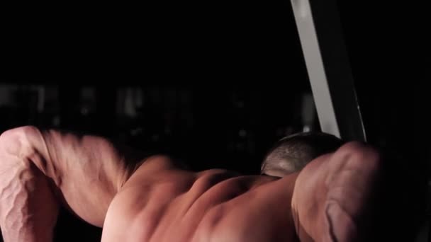 Сильный Человек Тренирующийся Тренажере — стоковое видео
