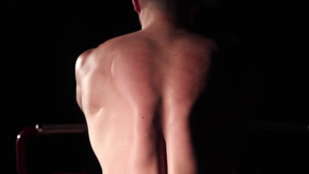 Молодой Мускулистый Спортсмен Занимается Симулятором Оттягивает Мышцы Назад — стоковое видео