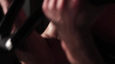 Sporcu simülatörde el sıkışıyor.