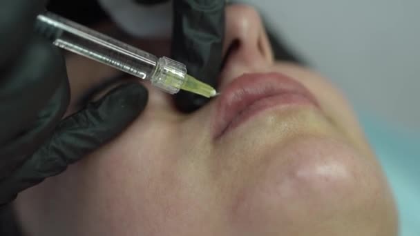 Beauty Services Master Gives Lip Injection Young Woman — Stock Video