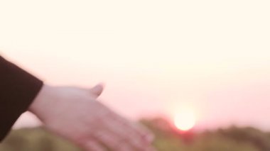 Gençler şafakta el sıkışıyor