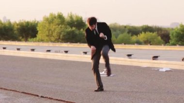 Genç adam zafer, mutlulukla zıpla ve dans et