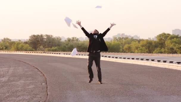 Νεαρός Επιτυχημένος Επιχειρηματίας Τρέχει Και Πετάει Την Εφημερίδα Στο Δρόμο — Αρχείο Βίντεο