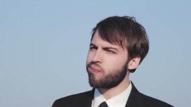Öfkeli genç adam sokaklarda duygularını gösteriyor. Ayakkabı fırlatır ve bağırır.