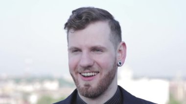 Genç adam kameraya bakar ve güler. farklı duyguları gösterir