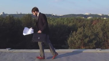 Adam koşup gökyüzüne kağıt fırlatıyor. Bir kuadkopterden ateş etmek