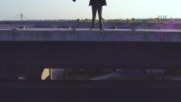 Jongeman Staat Bij Dageraad Een Brug Steekt Zijn Handen Naar — Stockvideo