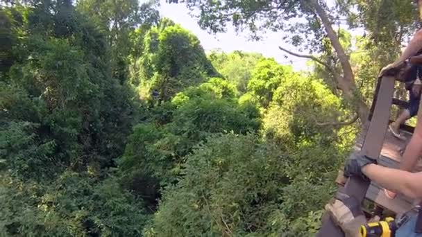 Guy Drótkötél Repül Nagy Sebességgel Fák Felett Dzsungelben Thaiföld Egy — Stock videók