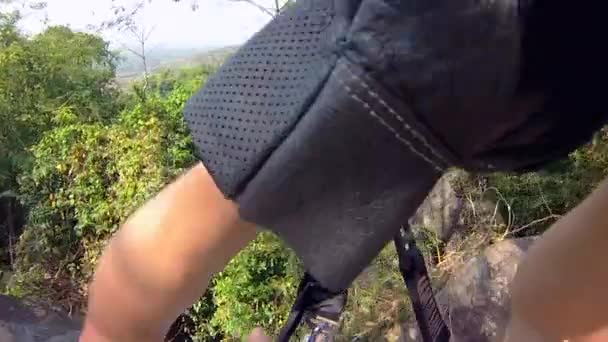 Man Vliegt Bomen Jungle Van Thailand Kabelbaan Zonnige Dag — Stockvideo