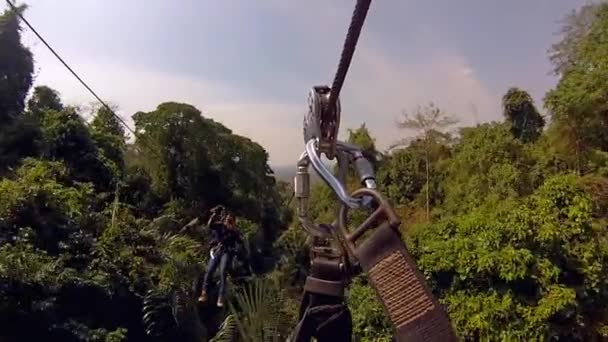Τύπος Πετάει Πάνω Από Δέντρα Τζούγκλς Της Ταϊλάνδης Ένα Μπάντζι — Αρχείο Βίντεο