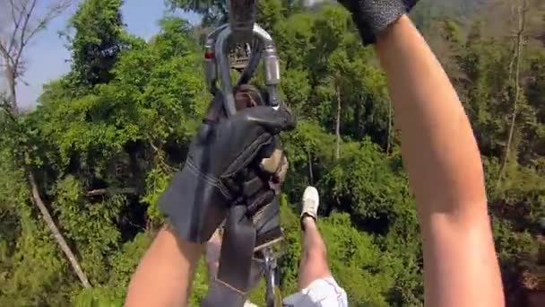 Chlap Extrémní Skákání Stromu Džungli Lanovce Vysoká Rychlost Bungee — Stock video