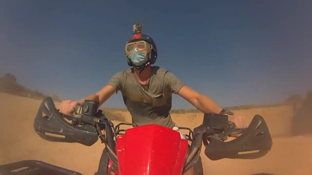 Man Rider Fyrhjuling Hög Hastighet För Karriär — Stockvideo