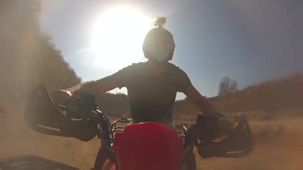 Jongeman Rijdt Een Quad Fiets Een Landweg Bij Zonnig Weer — Stockvideo