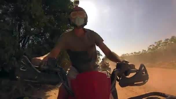 Άνθρωπος Οδηγεί Ένα Τετράτροχο Ποδήλατο Έναν Επαρχιακό Δρόμο Ηλιόλουστο Καιρό — Αρχείο Βίντεο