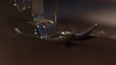Dikiş yapan dikiş makinesinin iğnesi ve ayağı makro.