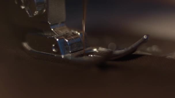 Dikiş Yapan Dikiş Makinesinin Iğnesi Ayağı Makro — Stok video