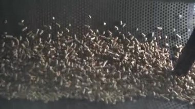 Ahşap topaklar üretim aşamasında makine varilinde kurur.