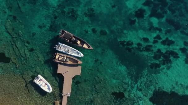 Μηχανοκίνητα Σκάφη Αγκυροβολημένα Στην Προβλήτα Ανάμεσα Γαλαζοπράσινα Νερά — Αρχείο Βίντεο
