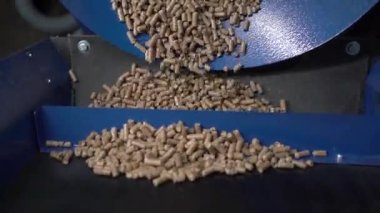 Tahta yakıt tankları taşıma bandı taşıyan hücrelerin üzerine düşüyor.