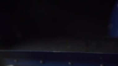 Taşıyıcı bantların hücrelerine küçük ahşap yakıt topakları düşer. Taşıyıcı depoya saçma ürünü getiriyor. Firebox malzemesi ve hayvan kumu üretimi