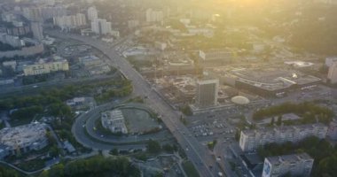 Güneşli bir günde gün batımında Kyiv şehrinin hava manzarası