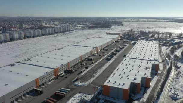 Armazém Logístico Enorme Carregando Caminhões Com Mercadorias Uma Rampa Tiro — Vídeo de Stock