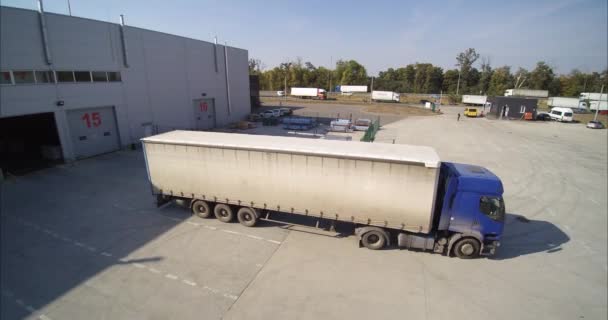 Camion Quitte Entrepôt Par Temps Ensoleillé Camion Blanc Entrepôt Logistique — Video