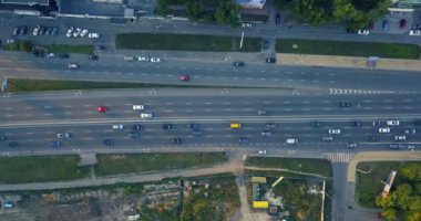 Güneşli bir günde helikopterle şehir merkezinde bir yol var. Trafik