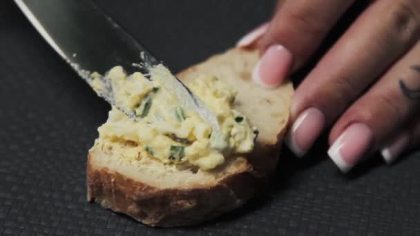 Pâte Mayonnaise Aux Œufs Oignons Fromage Sur Pain Baguette Frais — Video