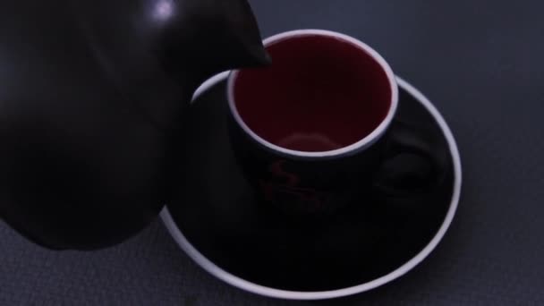 Türkischer Kaffee Wird Eine Tasse Gegossen Schwarzer Heißer Kaffee Wird — Stockvideo