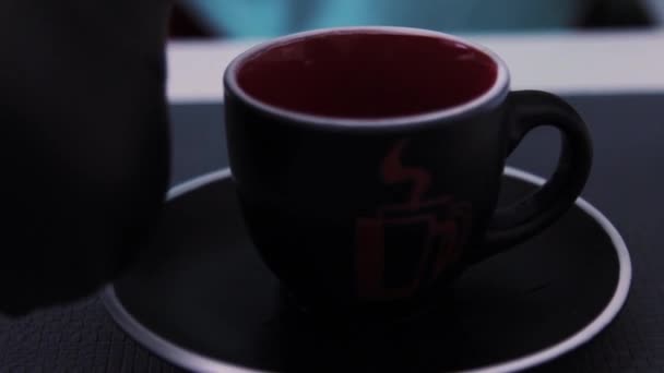Türkischer Kaffee Wird Eine Tasse Gegossen Schwarzer Heißer Kaffee Wird — Stockvideo