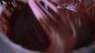 Pasta için çikolata hamuru yoğuran kadın.