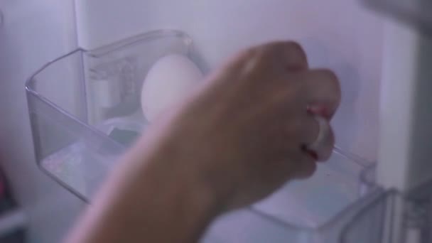 Mão Mulher Coloca Ovos Galinha Buracos Prateleira Frigorífico — Vídeo de Stock
