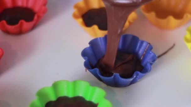 Frau Gießt Flüssige Mischung Mit Schokolade Bunte Formen — Stockvideo