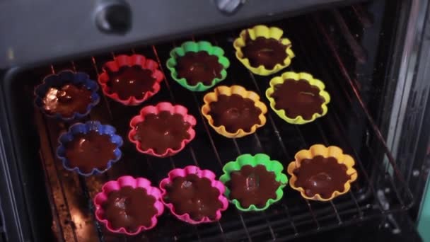 Muffins Chocolat Dans Des Formes Multicolores Sont Mis Four — Video