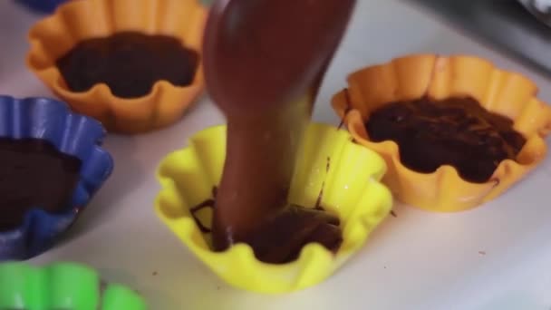 Γυναίκα Ρίχνει Υγρό Μείγμα Σοκολάτα Πολύχρωμα Καλούπια Cupcake — Αρχείο Βίντεο