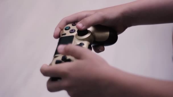 Manliga Barns Händer Håller Ett Spel Joystick Datorspelskonsol Närbild Händer — Stockvideo