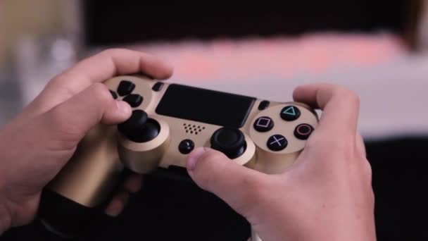 Les Mains Garçon Poussent Des Boutons Sur Console Contre Grand — Video