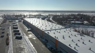 Lojistik merkezinin binaları. Gündüz vakti dörtlü helikopterli büyük depolar