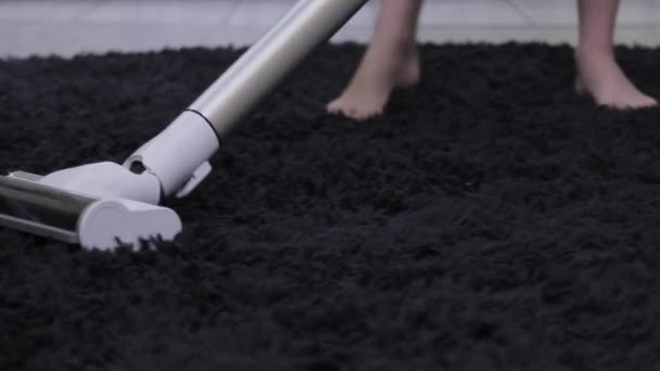 掃除機は部屋の黒いカーペットをきれいにします 掃除機のクローズアップ — ストック動画