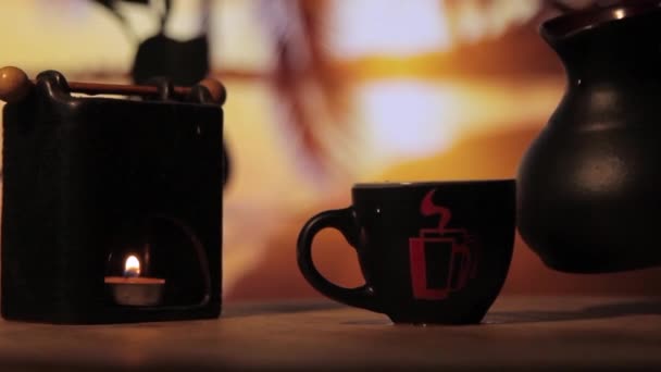 Kaffeetrinken Einem Restaurant Meer Der Nähe Von Palmen — Stockvideo