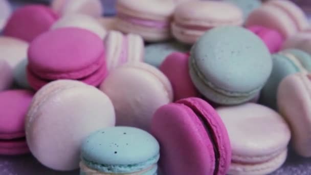 Macarons Tafel Verschillende Kleuren Feestelijke Heerlijke Dessert — Stockvideo