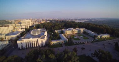 Ukraynalı Verkhovna Rada. Helikopterle Kyiv 'in merkezi. Ukraynalı Verkhovna Rada. Ukrayna, Kyiv - Haziran 2021