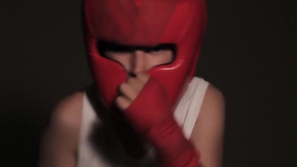 Jeune Boxeur Dans Casque Protection Rouge Posant Caméra Gros Plan — Video