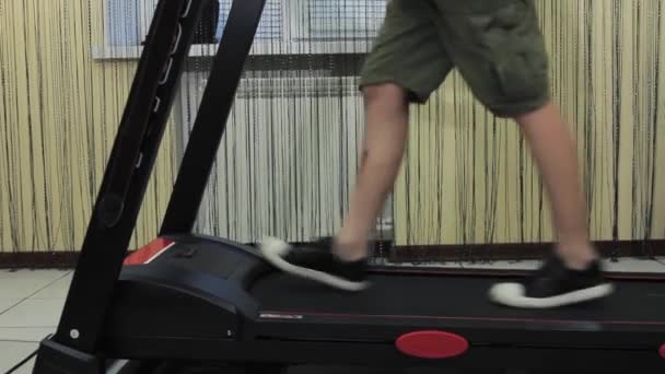 Молодий Хлопець Ходить Біговій Доріжці Вдома Займаючись Спортом Ноги Рамці — стокове відео
