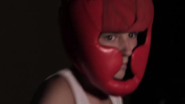 Jeune Boxeur Pratique Les Coups Poing Dans Une Pièce Sombre — Video