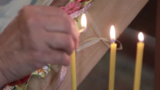 Жінка Запалює Три Свічки Православній Церкві — стокове відео
