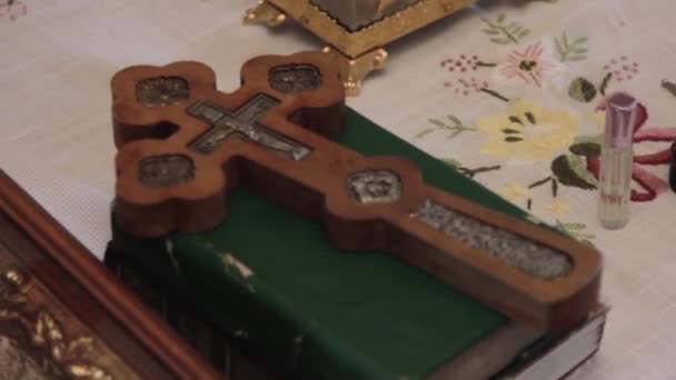 Orthodox Wooden Cross Lies Bible Temple — Vídeo de Stock